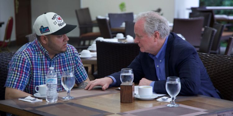 Ελ Σαλβαδόρ: Αμερικανός Γερουσιαστής επισκέφθηκε τον άνθρωπο που απελάθηκε κατά λάθος από την κυβέρνηση Τραμπ