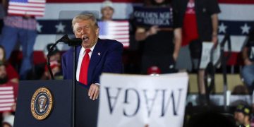 Τραμπ: Πανηγυρική ομιλία για τις πρώτες 100 ημέρες και η… μπάλα στην εξέδρα