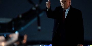 Τραμπ: Σκωτσέζικο ντους για τους δασμούς – «Καμία χώρα δεν θα τη γλιτώσει»