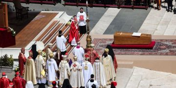 Τι συμβόλιζαν τα περσικά χαλιά στην κηδεία του Πάπα Φραγκίσκου