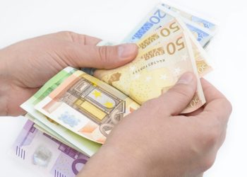 Eurostat: Μισθοί πείνας για το 25% των γυναικών και το 43% των νέων στην Ελλάδα