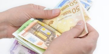 Eurostat: Μισθοί πείνας για το 25% των γυναικών και το 43% των νέων στην Ελλάδα