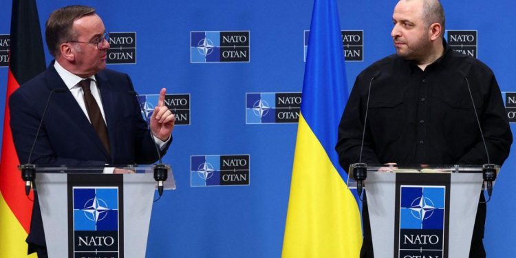 Ουκρανία: Ο υπουργός Άμυνας της Γερμανίας θέλει συνέχιση της υποστήριξης των ΗΠΑ στο Κίεβο