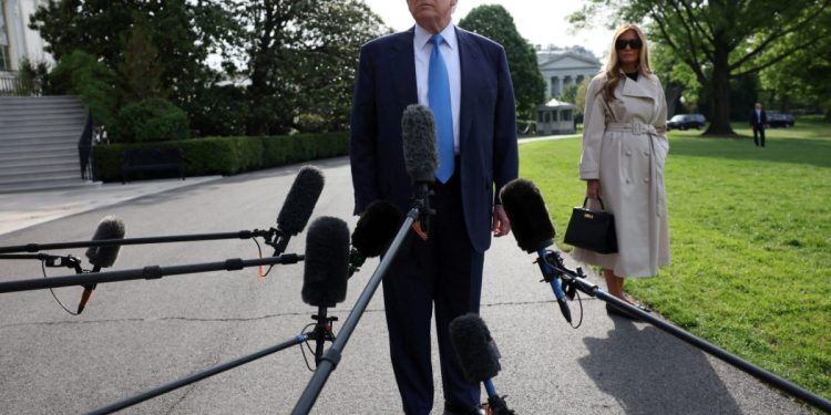 Τραμπ: Ο Ζελένσκι έχει αργήσει τρεις εβδομάδες να υπογράψει τη συμφωνία για τα ορυκτά