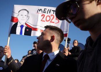 «Λύκος με προβιά» – Στην εποχή Τραμπ 2.0, η σκληρή Ακροδεξιά γίνεται mainstream (και) στην Πολωνία