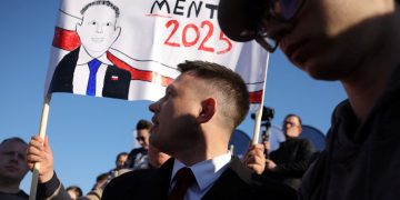 «Λύκος με προβιά» – Στην εποχή Τραμπ 2.0, η σκληρή Ακροδεξιά γίνεται mainstream (και) στην Πολωνία