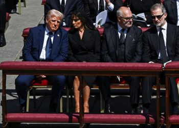 Με τέσσερις μόλις λέξεις, η Μελάνια Τραμπ έσωσε τον Ντόναλντ Τραμπ στο Βατικανό. Τι του είπε;