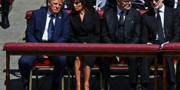 Με τέσσερις μόλις λέξεις, η Μελάνια Τραμπ έσωσε τον Ντόναλντ Τραμπ στο Βατικανό. Τι του είπε;