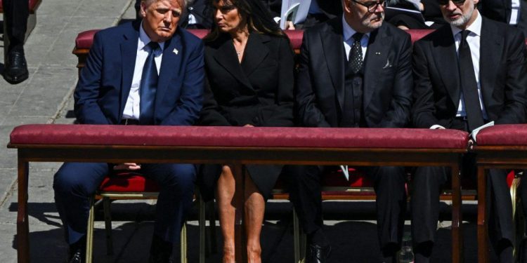 Με τέσσερις μόλις λέξεις, η Μελάνια Τραμπ έσωσε τον Ντόναλντ Τραμπ στο Βατικανό. Τι του είπε;