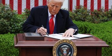 Δασμοί ή αλλιώς η δαμόκλειος σπάθη του Ντόναλντ Τραμπ πάνω από την παγκόσμια οικονομία – Τι θα επιφέρουν