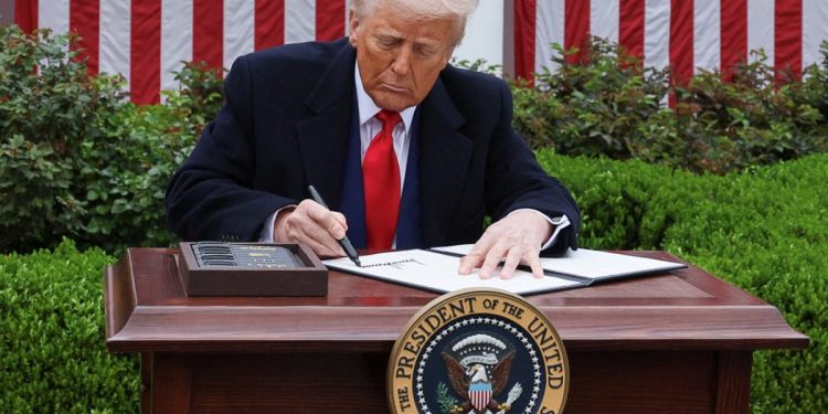 Δασμοί ή αλλιώς η δαμόκλειος σπάθη του Ντόναλντ Τραμπ πάνω από την παγκόσμια οικονομία – Τι θα επιφέρουν