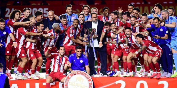 Ο Ολυμπιακός σήκωσε το 48ο πρωτάθλημα σε μια εντυπωσιακή φιέστα (pics, vid)