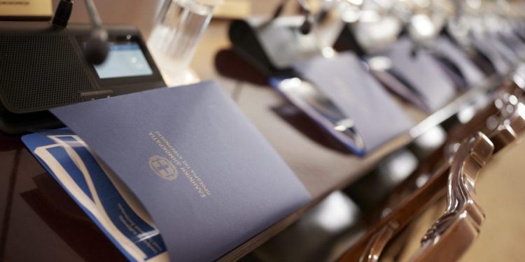 Μαξίμου: Εκστρατεία ανάταξης σε δρόμο με παγίδες