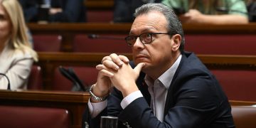 Ασπονδοι… σύμμαχοι – Ανοιχτό το ενδεχόμενο να στηρίξει ο Κασσελάκης την πρόταση ΣΥΡΙΖΑ για Προανακριτική