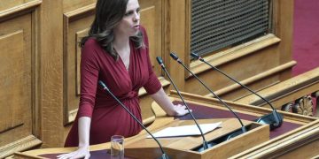 Αχτσιόγλου για Τέμπη: Η κυβέρνηση έδωσε τη διοικητική εντολή για το μπάζωμα και τη διαφήμισε με δελτίο Τύπου