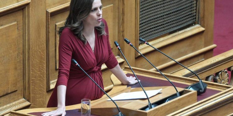 Αχτσιόγλου για Τέμπη: Η κυβέρνηση έδωσε τη διοικητική εντολή για το μπάζωμα και τη διαφήμισε με δελτίο Τύπου