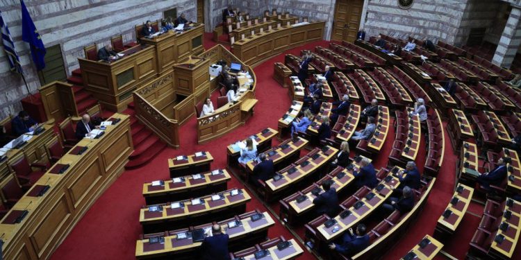 Τέμπη: Στη Βουλή διαβιβάστηκε νέα δικογραφία για το πολύνεκρο δυστύχημα