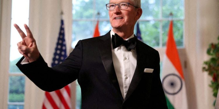 Τι ζήτησε ο Τραμπ από τον CEO της Apple μετά την άρση των δασμών με Κίνα