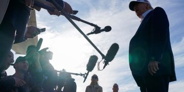 Ο Τραμπ παρατείνει έως την 9η Ιουλίου την αναστολή των δασμών σε βάρος της ΕΕ