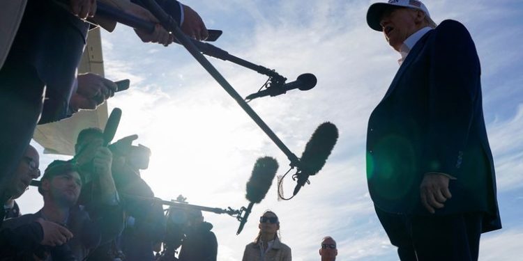 Ο Τραμπ παρατείνει έως την 9η Ιουλίου την αναστολή των δασμών σε βάρος της ΕΕ