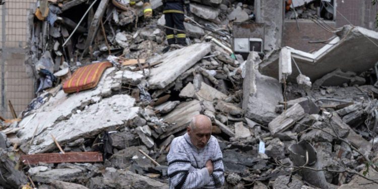 Ουκρανία: Χαρακτηρίζει φάρσα την κατάπαυση πυρός 72 ωρών του Πούτιν – Αλληλοκατηγορίες για επιθέσεις