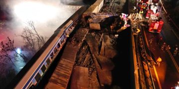 Δυο τρένα στην ίδια γραμμή, μπάζωμα την επόμενη στιγμή και αντί να το βουλώνει η κυβέρνηση γλεντάει με το πόρισμα Καρώνη