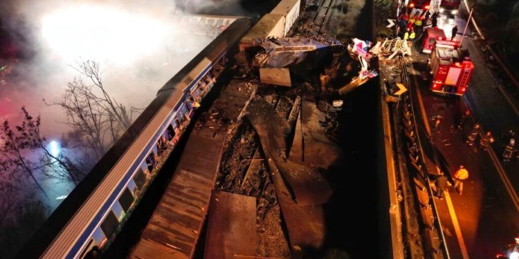 Δυο τρένα στην ίδια γραμμή, μπάζωμα την επόμενη στιγμή και αντί να το βουλώνει η κυβέρνηση γλεντάει με το πόρισμα Καρώνη