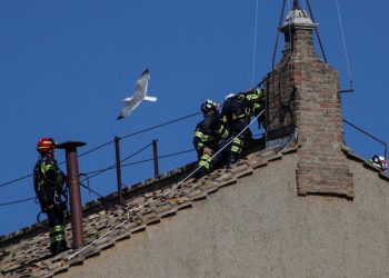 Βατικανό: Τοποθετήθηκε η καπνοδόχος για την έναρξη του κονκλαβίου