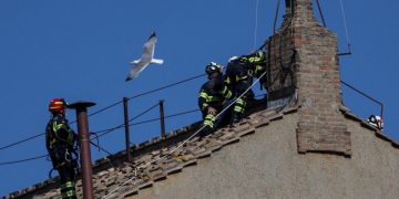 Βατικανό: Τοποθετήθηκε η καπνοδόχος για την έναρξη του κονκλαβίου