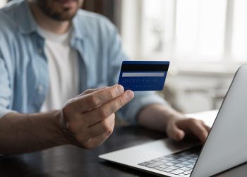 Ράβε ξήλωνε με την προπληρωμένη κάρτα επιδομάτων – Αυξάνονται στο 75% τα μετρητά, αλλά όχι για όλους