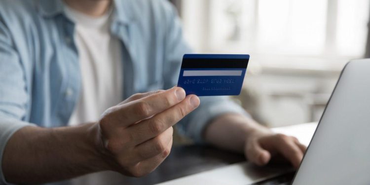 Ράβε ξήλωνε με την προπληρωμένη κάρτα επιδομάτων – Αυξάνονται στο 75% τα μετρητά, αλλά όχι για όλους