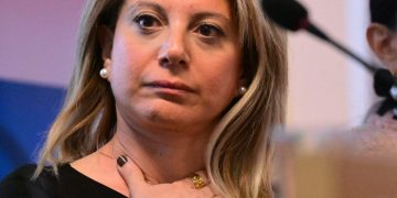 Καρυστιανού για πρόταση ΝΔ: Ξεπλένουν τον Καραμανλή – Το κουκούλωμα αυτή τη φορά δεν θα σας σώσει