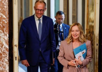 Μερτς σε ρόλο… διαιτητή στην κόντρα Μελόνι – Μακρόν για την Ουκρανία