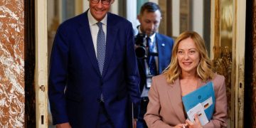 Μερτς σε ρόλο… διαιτητή στην κόντρα Μελόνι – Μακρόν για την Ουκρανία