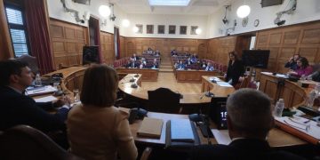 Τέμπη: Ασκήσεις ισορροπίας πάνω από τη δικογραφία