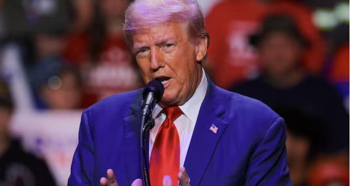 Ο Τραμπ κατακεραυνώνει τη «φρικτή» και «πολιτική» δικαστική απόφαση για τους δασμούς που «απειλεί τη χώρα»