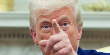 «Σας παρακολουθώ» – Νέος καυγάς Τραμπ-Walmart λόγω αυξήσεων τιμών