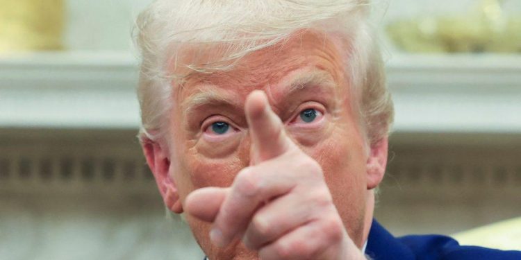 «Σας παρακολουθώ» – Νέος καυγάς Τραμπ-Walmart λόγω αυξήσεων τιμών