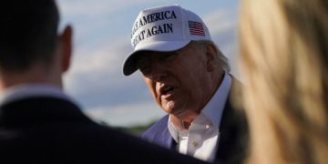 Ο Τραμπ λέει ότι ο Πούτιν «έχει τρελαθεί τελείως» και επικρίνει τον Ζελένσκι για τον τρόπο που «μιλάει»