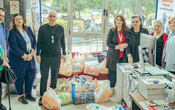 Τρόφιμα σε ευπαθείς ομάδες της πόλης από το Γραφείο Εθελοντισμού «Piraeus TeamUp», στο πλαίσιο φιλανθρωπικής θεατρικής παράστασης