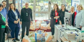 Τρόφιμα σε ευπαθείς ομάδες της πόλης από το Γραφείο Εθελοντισμού «Piraeus TeamUp», στο πλαίσιο φιλανθρωπικής θεατρικής παράστασης