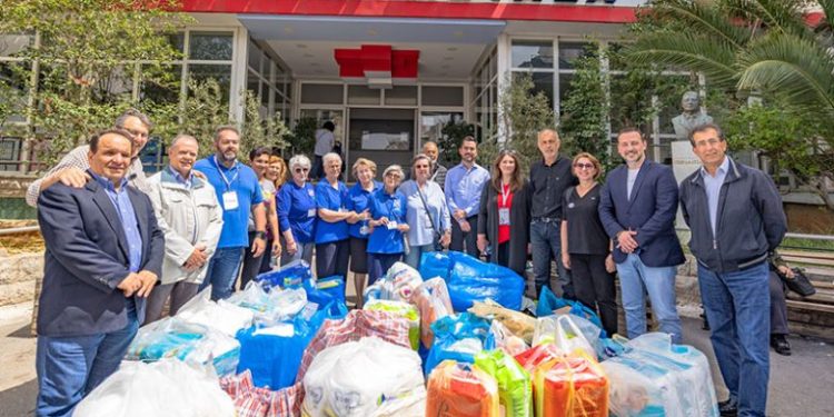 Παράδοση ειδών πρώτης ανάγκης σε άπορους νοσηλευόμενους του Αντικαρκινικού νοσοκομείου Πειραιά «Μεταξά»