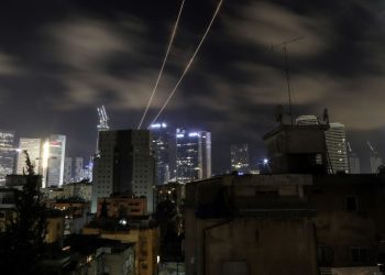 Live: Σφοδροί βομβαρδισμοί του Ισραήλ και χάος στην Τεχεράνη μετά τις απειλές Τραμπ – Η μάχη ξεκινά, λέει ο Χαμενεΐ