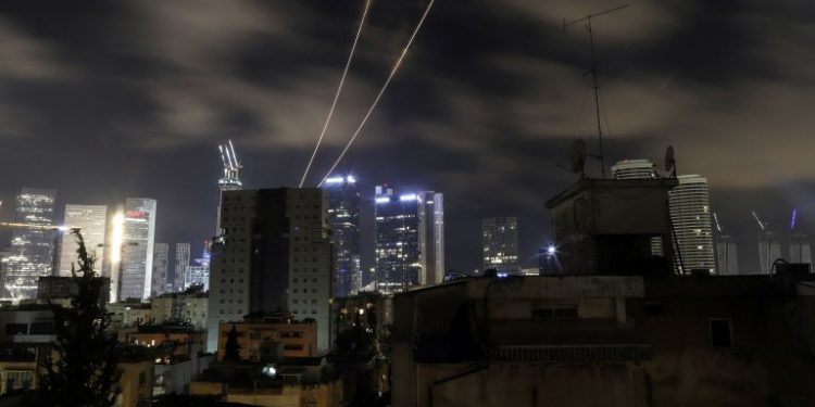 Live: Σφοδροί βομβαρδισμοί του Ισραήλ και χάος στην Τεχεράνη μετά τις απειλές Τραμπ – Η μάχη ξεκινά, λέει ο Χαμενεΐ