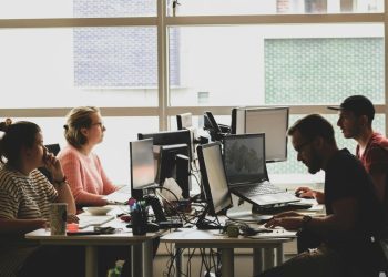 Απολύσεις: ΑΙ και δασμοί οδηγούν εκατοντάδες χιλιάδες ανθρώπους εκτός εργασίας