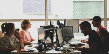 Απολύσεις: ΑΙ και δασμοί οδηγούν εκατοντάδες χιλιάδες ανθρώπους εκτός εργασίας