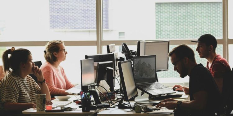 Απολύσεις: ΑΙ και δασμοί οδηγούν εκατοντάδες χιλιάδες ανθρώπους εκτός εργασίας