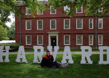 Ο Τραμπ απαγορεύει τις βίζες για ξένους φοιτητές στο Χάρβαρντ