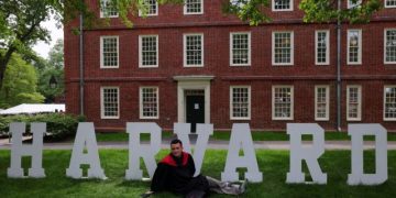 Ο Τραμπ απαγορεύει τις βίζες για ξένους φοιτητές στο Χάρβαρντ