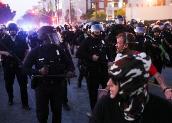 Λος Άντζελες: «Λάδι στη φωτιά» από τον Τραμπ, κινητοποίησε άλλα 2.000 μέλη της Εθνοφρουράς για τις διαδηλώσεις